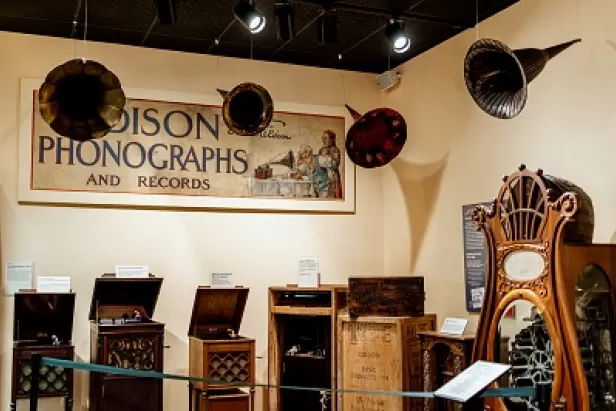 Get a feel for how the phonograph works with phonograph expert, John Kurdyla! 
