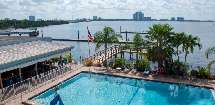 Piscina al aire libre con vista al río