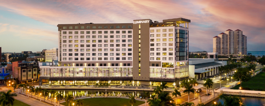 das Äußere des Luminary Hotels in der Innenstadt von Fort Myers