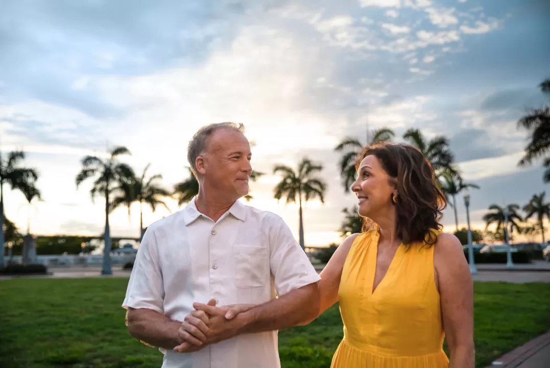 Pareja tomados de la mano