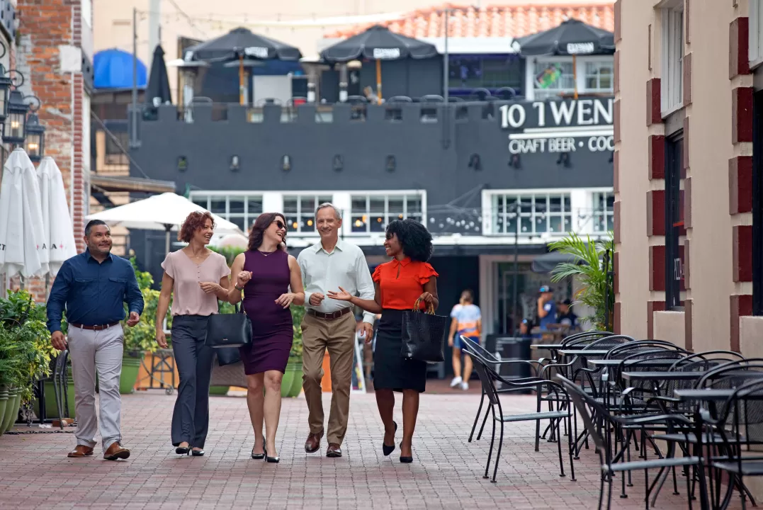 Balade en groupe dans le Fort Myers River District