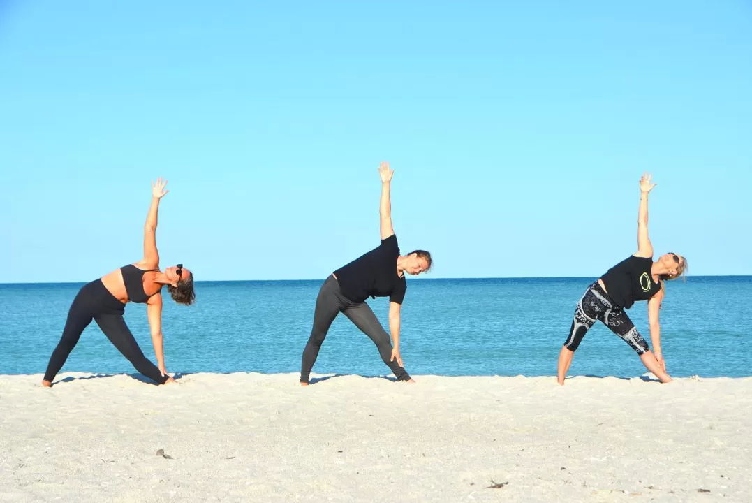 Playa de grupo de yoga