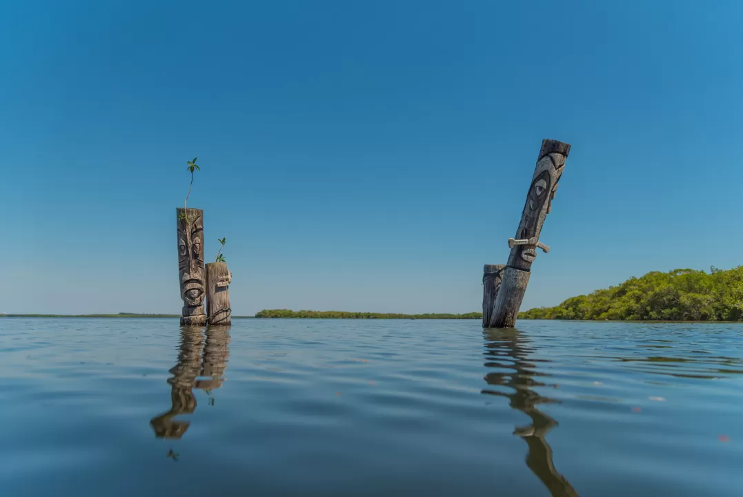 Tikis hinter Sandy Hook Matlacha