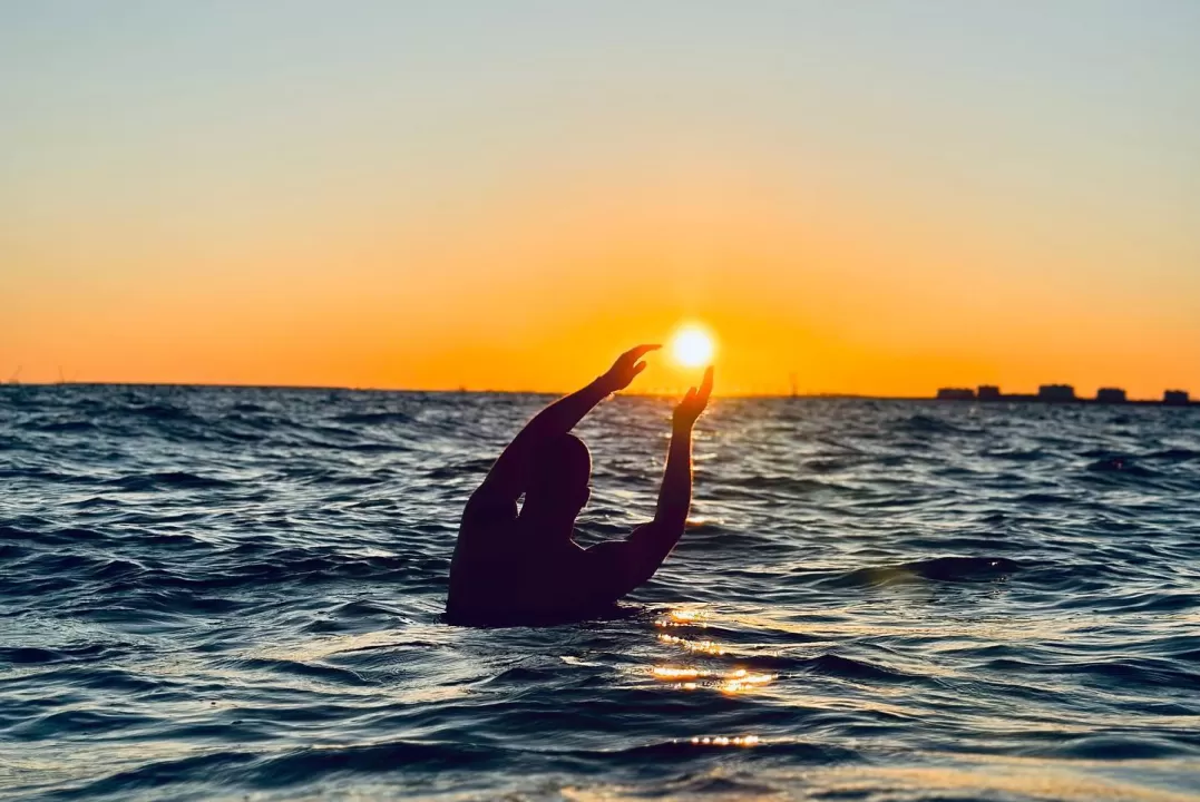 Vagues de coucher de soleil sur la plage