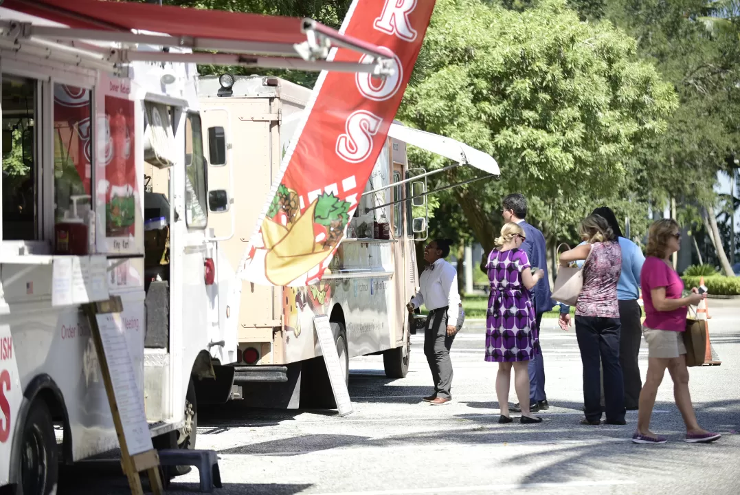 Gruppe von Menschen beim Essen an einem Food Truck