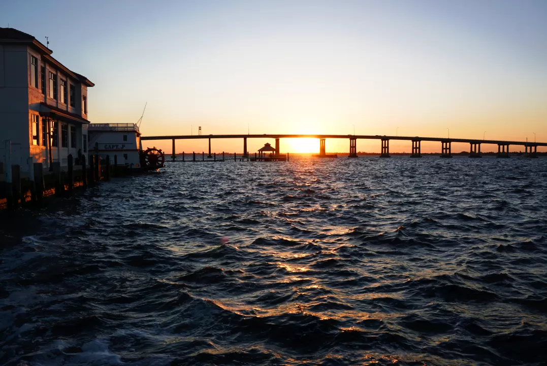 Sonnenuntergang über der FM-Brücke in der Innenstadt