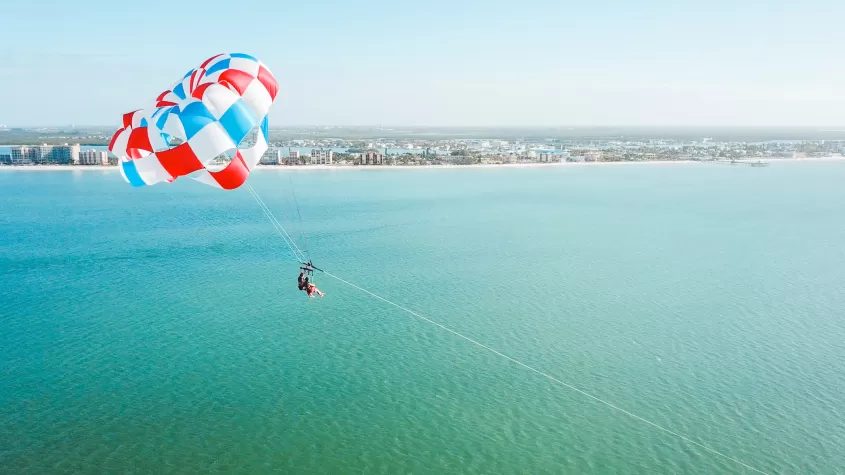 Volando alto sobre la playa de Fort Myers