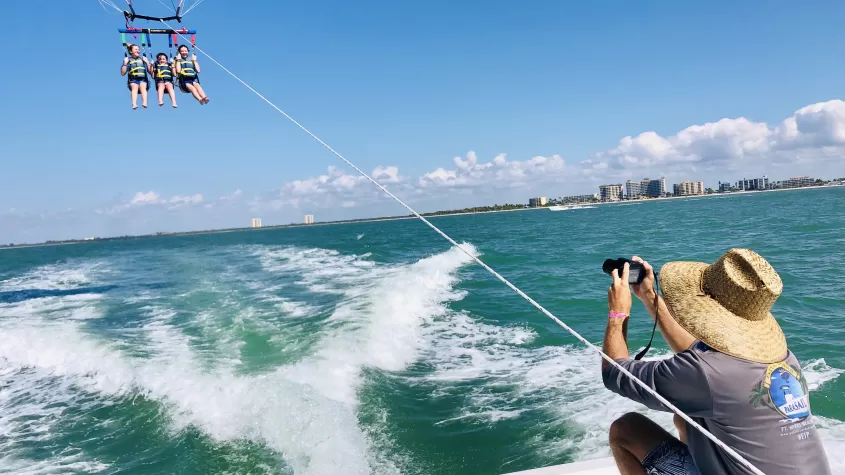 Parasailing ist ein aufregendes Abenteuer, das man gemeinsam genießen kann