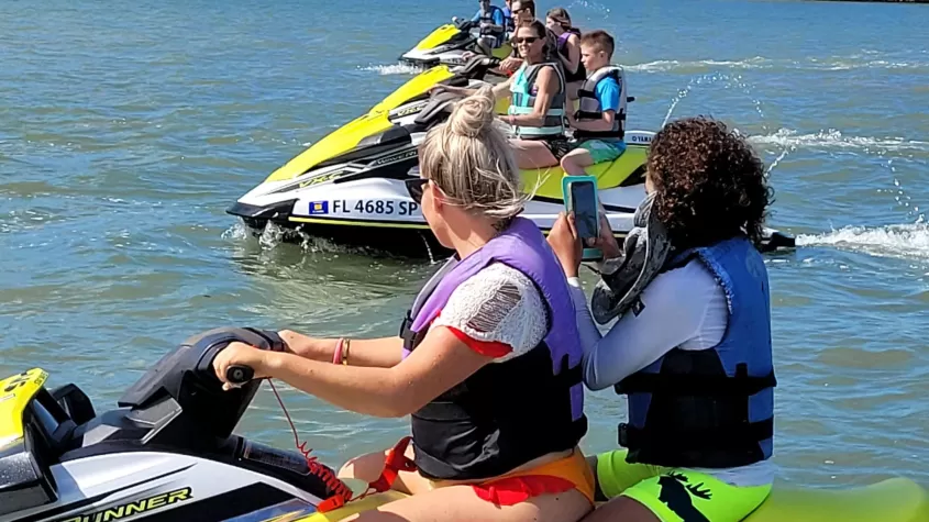 Familienzeit auf einer Delfin-Abenteuertour