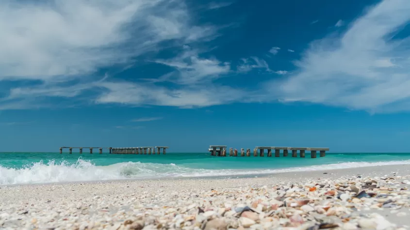 la plage de boca grande avec des coquillages au premier plan et pierhenge en arrière-plan