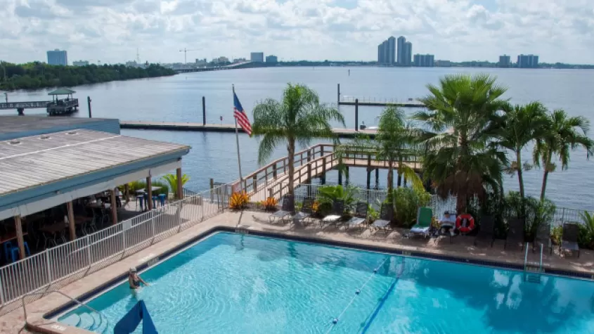 Piscina al aire libre con vista al río