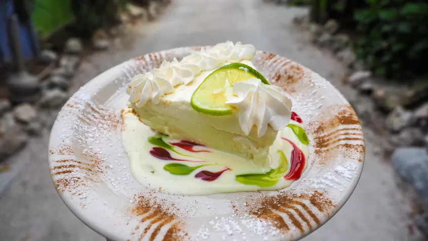 Handhalteplatte mit Stück Key Lime Pie.