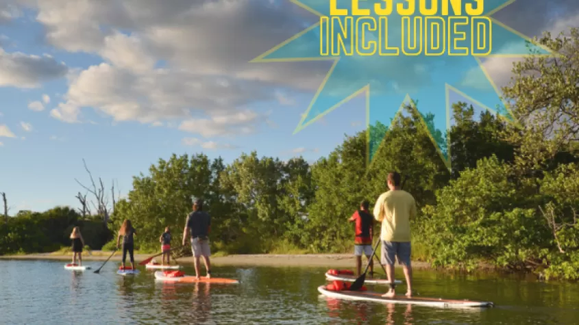 gente haciendo paddle surf