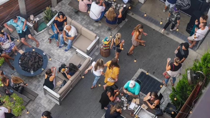 Gruppe auf der Terrasse des Sozialhauses