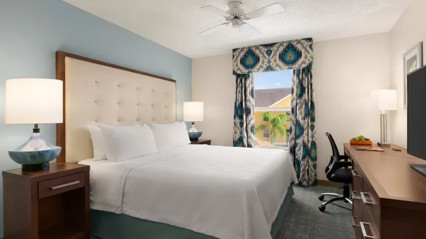 Suite con cama extragrande y vistas a la piscina