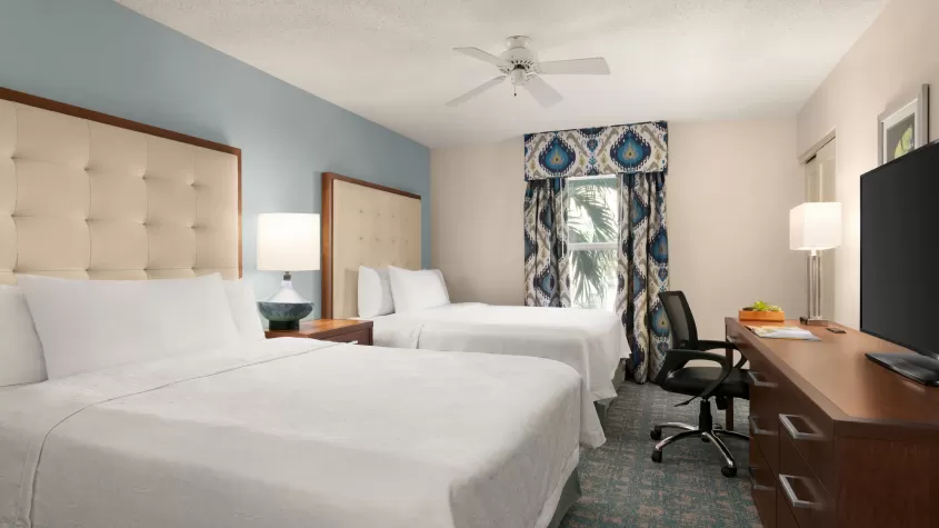 Suite con 2 camas grandes y vistas a la piscina