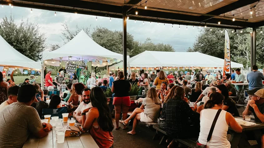 La foule se mêle à Fort Myers Brewing