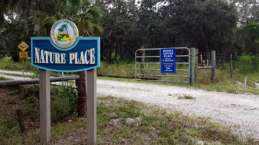 Bonita Nature Place (BNP) ofrece un lugar local para experiencias de aprendizaje, voluntariado y actividades familiares al aire libre que fortalecen el compromiso de administración ambiental dentro de la comunidad al tiempo que fomentan la conciencia del viejo suroeste de Florida en su entorno natural único. El objetivo de Bonita Nature Place (BNP) es proporcionar un centro natural de calidad para promover la conservación y la administración ambiental a través de la educación.