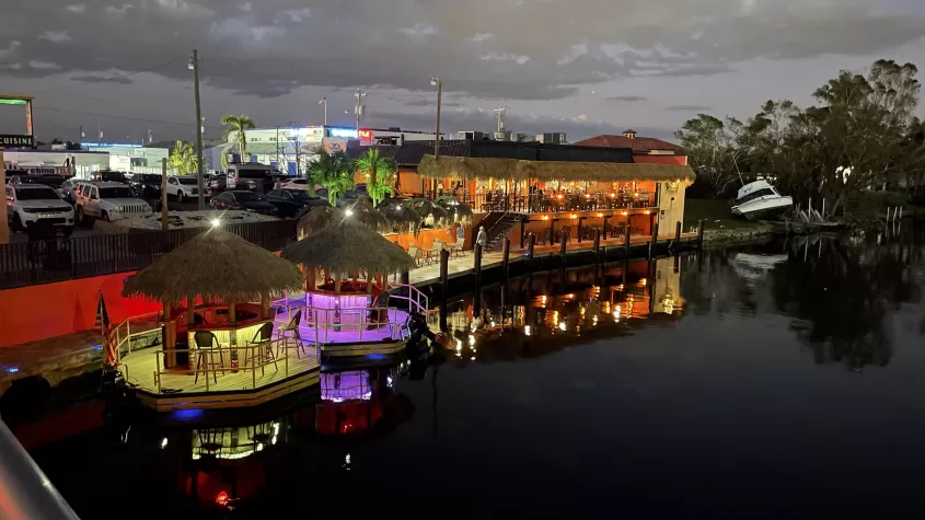 Barco crucero Tikis