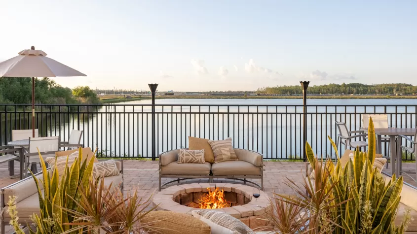 Patio Oasis junto al lago con brasero