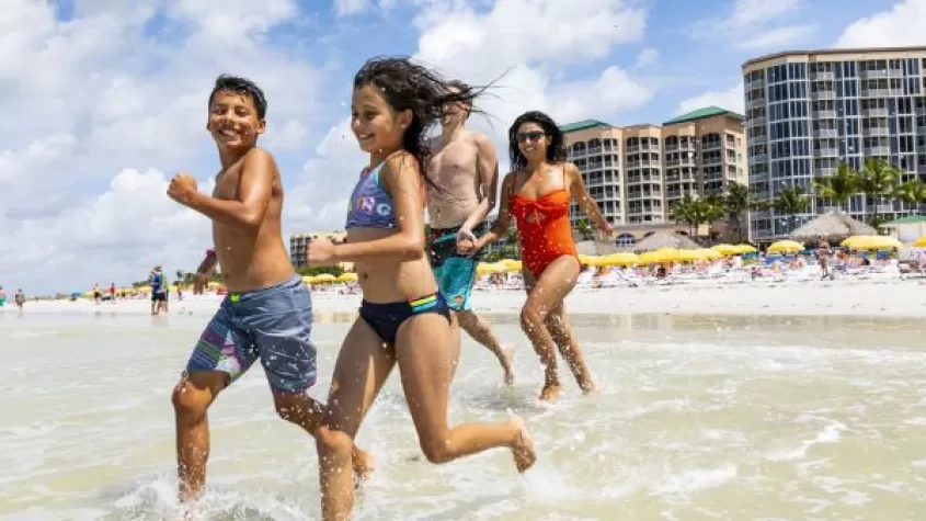 familia jugando en el agua