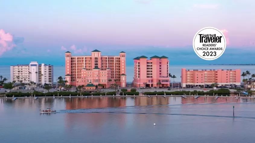 Toma aérea al atardecer de Pink Shell Resort