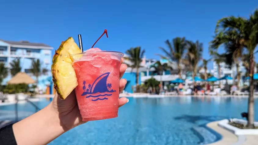 Bebidas congeladas junto a la piscina