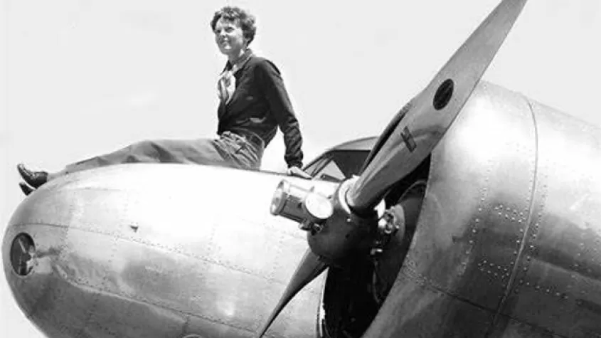 Infórmese sobre la vida y el legado de Amelia Earhart como pionera en el campo de la aviación.