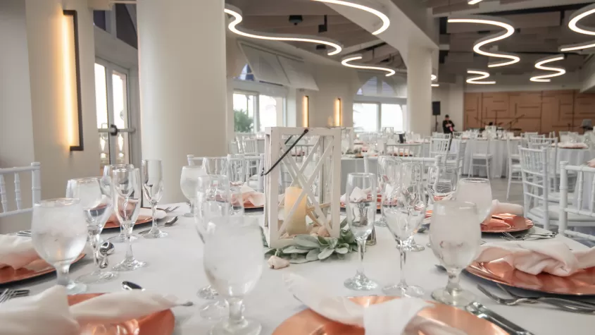 Hochzeitstisch im Innenbereich