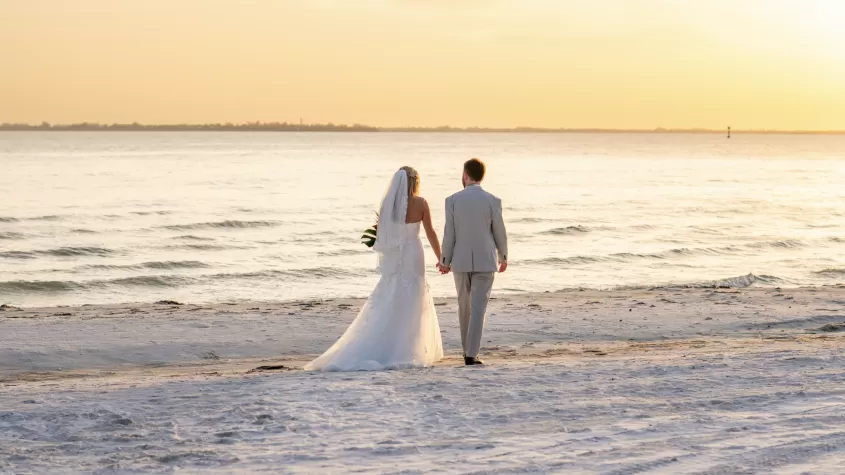 Paar zu Fuß am Strand, Sonnenuntergang