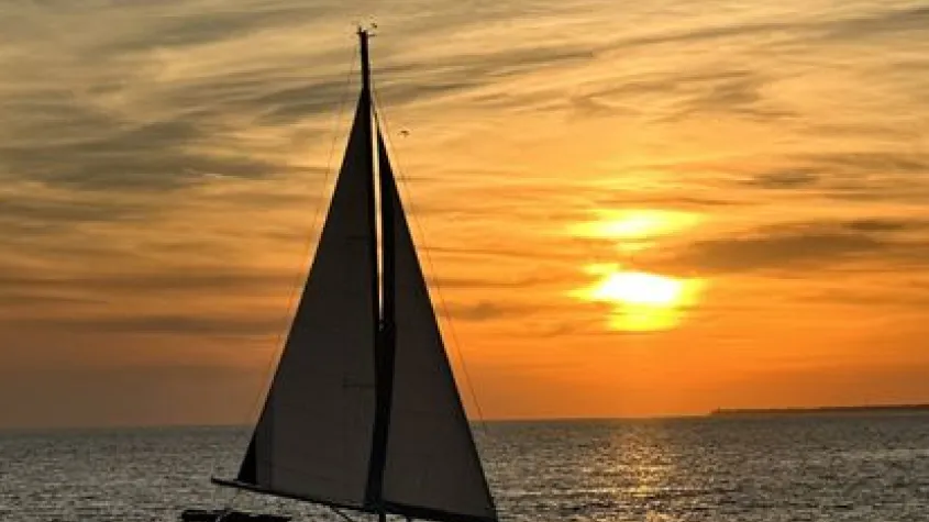Paseo en velero al atardecer a bordo de un moderno velero de 38 pies.