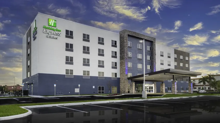 Free parking at the Holiday Inn Express Fort Myers Airport