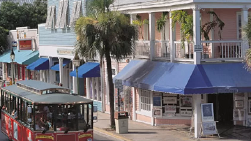 Straßenbahn in Key West entlang der Duval Street