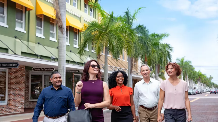 Grupo caminando por el centro de Fort Myers