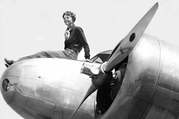 Informieren Sie sich über das Leben und Vermächtnis von Amelia Earhart als Pionierin auf dem Gebiet der Luftfahrt.