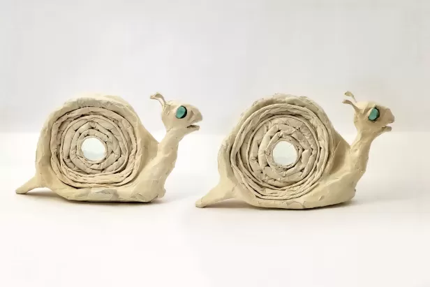 zwei Schnecken aus aufgerolltem Masking Tape mit grünen Augen