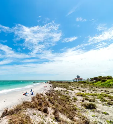 Faro y playa de Boca Grande en el parque estatal Gasparilla Island