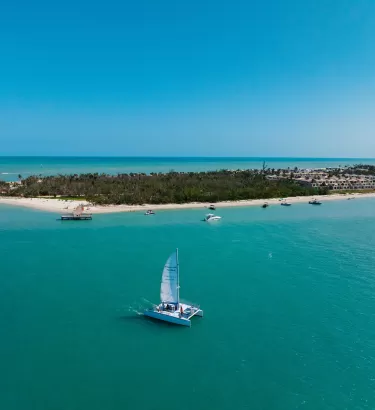 Ein Segelboot im Ozean