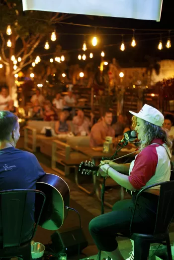 Judy Blank tritt mit Caleb Neff im Downtown Social House auf