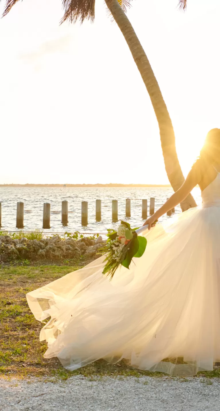 Una novia al atardecer en las fincas de invierno de edison y ford