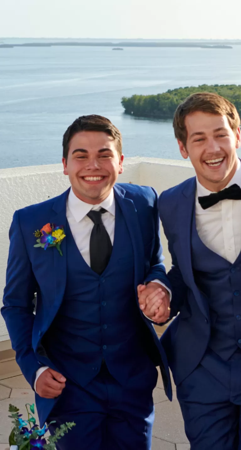 dos hombres celebran su boda en un lugar en la azotea