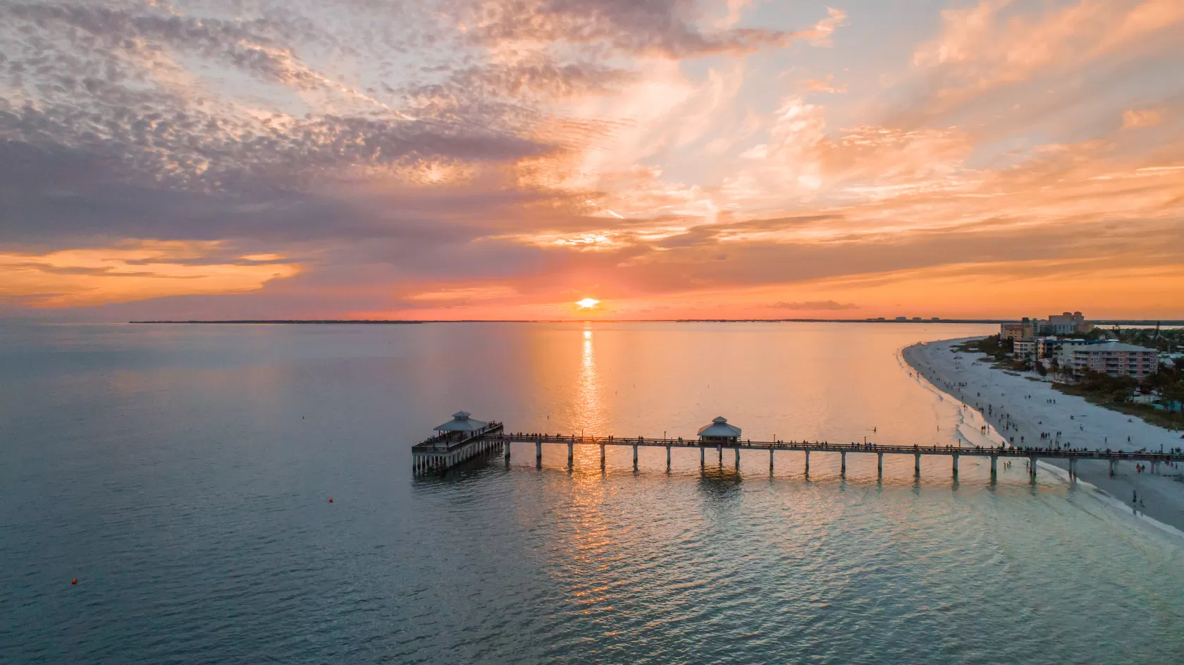 Atardecer en el muelle de la playa de Fort Myers