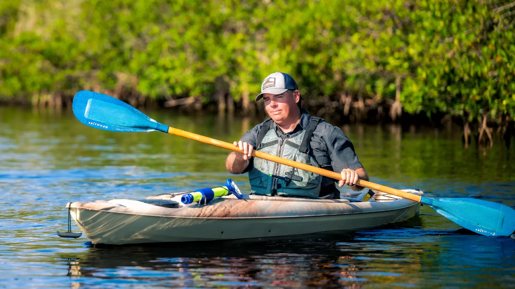 Чоловік веслує мангровими заростями в Кейп-Корал