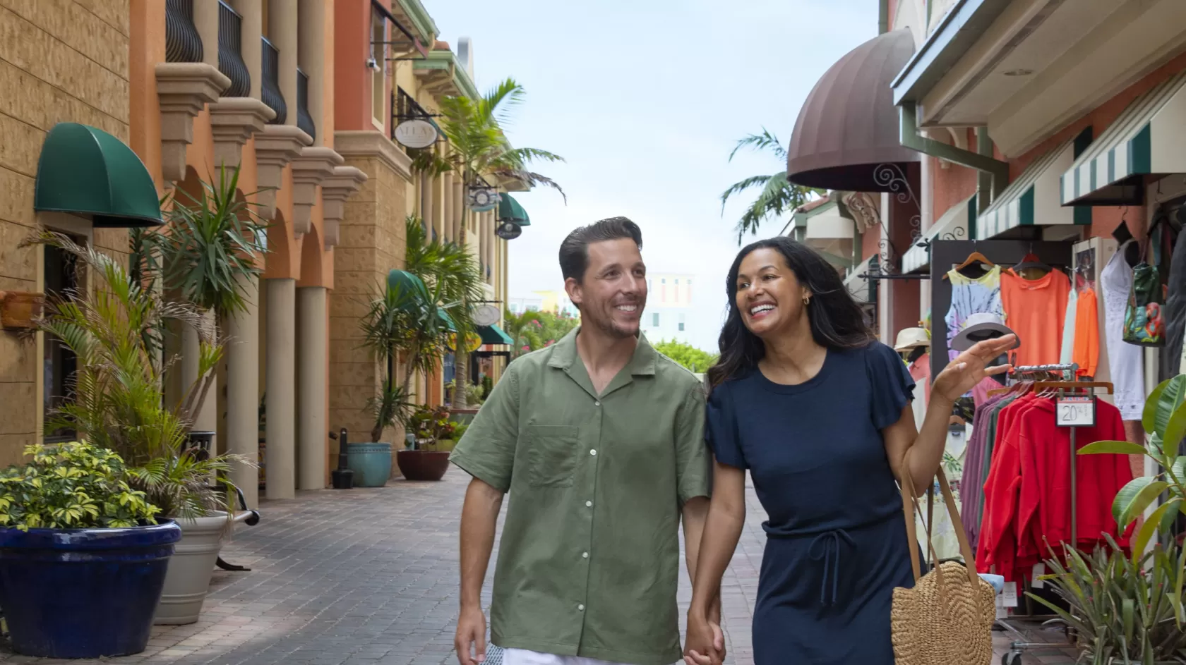 Homme et femme à l'extérieur du quartier commerçant