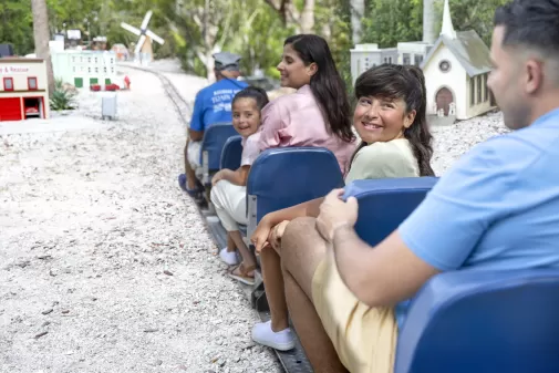 Una familia viaja en un tren en miniatura en Lakes Park en Fort Myers
