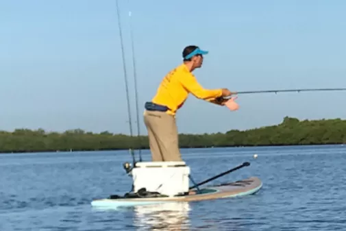 Eine Person beim Fliegenfischen auf einem Paddelbrett in Matlacha