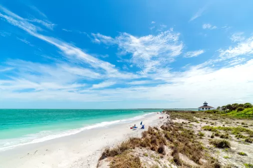 Faro y playa de Boca Grande en el parque estatal Gasparilla Island