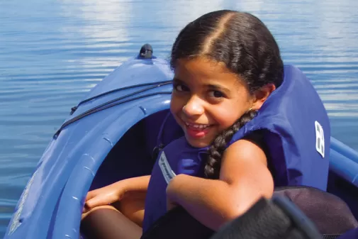 Niño haciendo kayak por primera vez