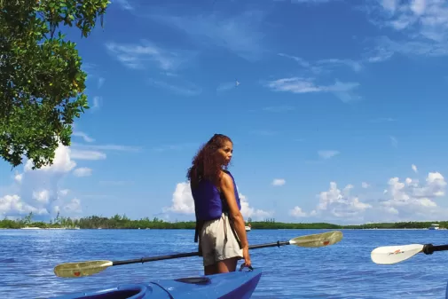 un couple se prépare à faire du kayak