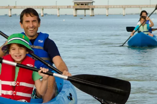 un père et son fils faisant du kayak